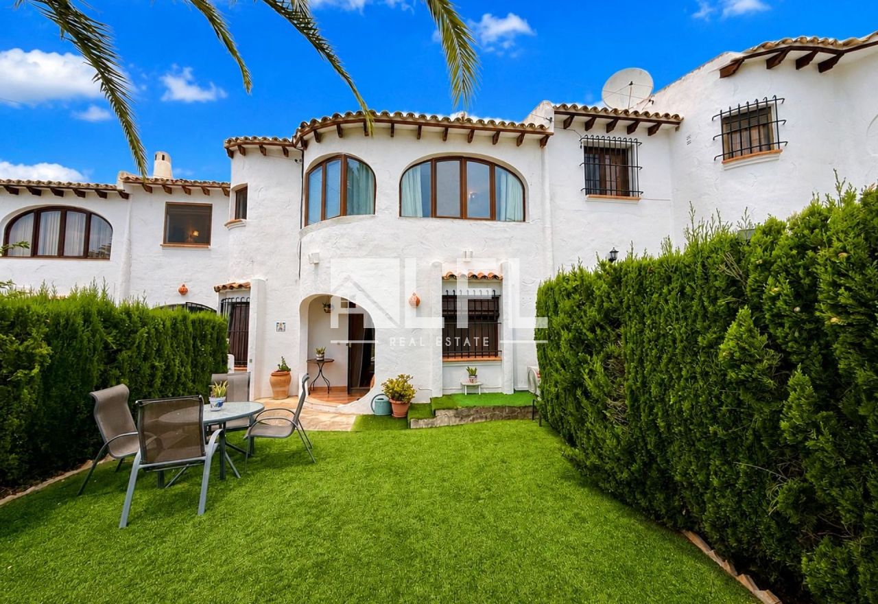 CHARMING BUNGALOW WITH PRIVATE GARDEN AND COMMUNAL POOL IN CALPE