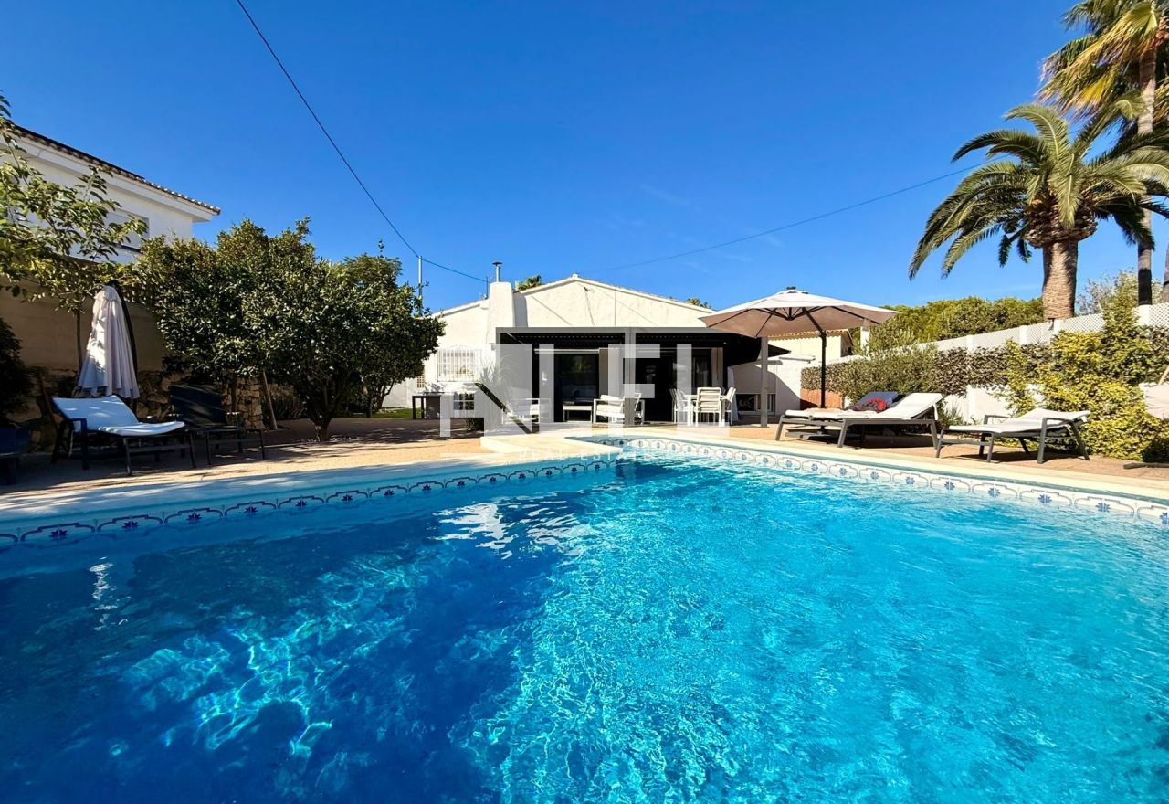VILLA MODERNA CON PISCINA EN CALPE – CÉNTRICA Y SOLEADA