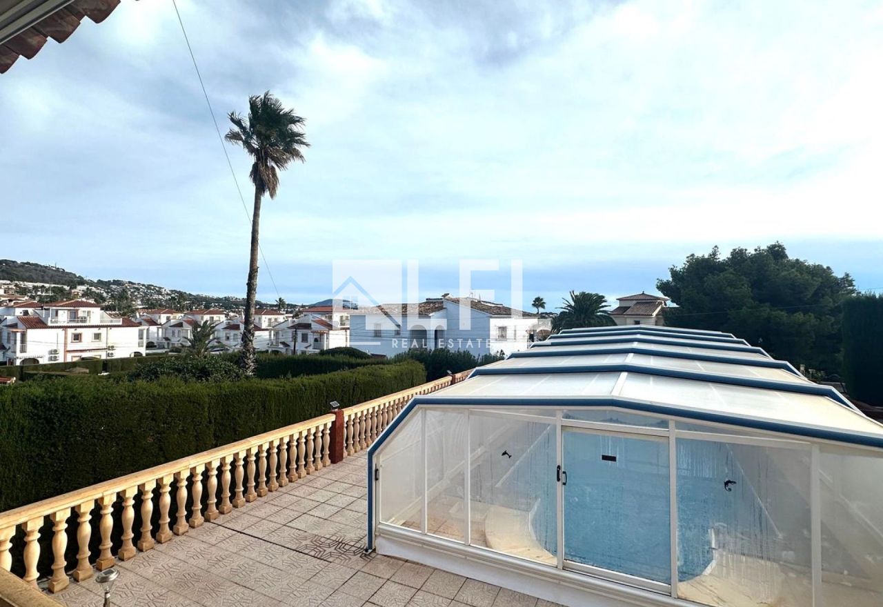 AMPLIA VILLA CON PISCINA Y JARDÍN A POCOS MINUTOS DE LA PLAYA – CALPE